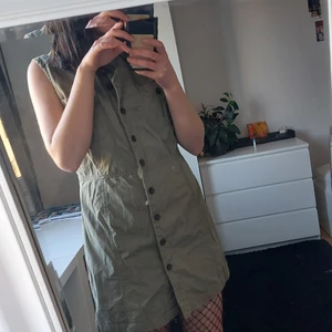 Militärgrön klänning - Ljust militärgrön klänning med knappar och fickor. Storlek xs-m. 150kr+frakt