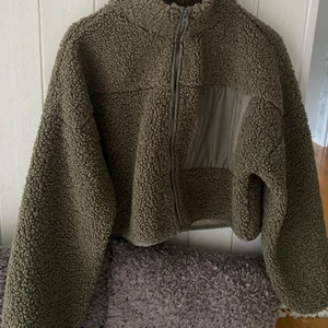 Fleece - Grön fleece strlk M, i nyskick, passar mig perfekt som är S