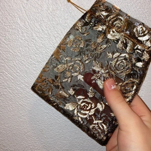 Svart påse med guld rosor 🌹  - Svart påse