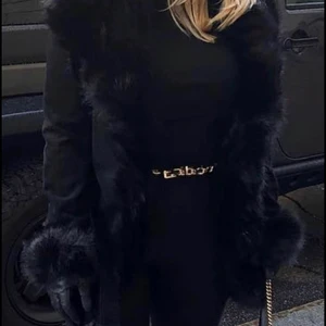 Pälsjacka / kappa. Storlek S - Helt ny och oanvänd pälsjacka med fuskpäls. Storlek S. Lapparna sitter kvar.   Möts upp och kan fraktas, alternativ spårbart.  Finns i Stockholm. 
