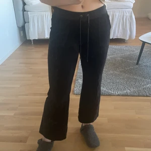 Juicy couture byxor - Säljer nu mina svarta juicy couture byxor. Säljer pga av att jag inte använder och har andra! Dom är i bra skick i storlek M. Hör av er provat för flera bilder. Köpte dom för 1100 och säljer för 400 (pris kan diskuteras)