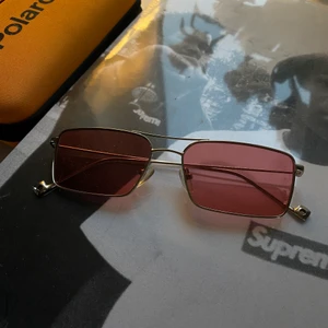 Solglasögon Polaroid - Säljer ett par feta solglasögon jag köpte på sysnsam. Ny pris runt 800kr~ De är i bra skick och medföljer en låda jag fick med. Kan gå ner i pris vid snabb affär. Köparen står för spårbar frakt