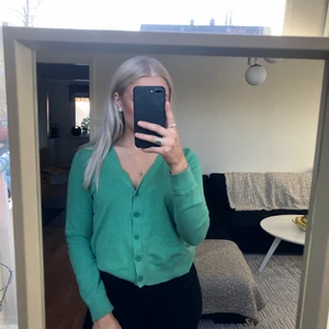 Kofta - Superfin grön färg på denna kofta 😍 säljer! Skriv om du är intresserad! Du får gärna lägga eget bud också🙌🏻