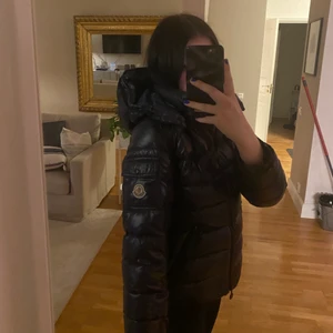 Moncler jacka - Lägger upp igen då de blev strul med min andra annons, jackan är köpt på plick , ny pris 10 tusen. Kvitto finns! Säljer för 3500kr då jag vill ha den såld snabbt