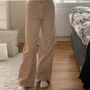 Yoko jeans från monki - Säljer dessa fina Yoko jeans ifrån monki i nyskick. I färgen tapue (beiga)och köpta för ca ett halvår sedan. Skriv vid intresse eller frågor. 200 + frakt🥰