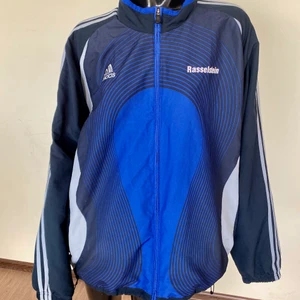 Adidas jacka - Stor vintage originaljacka, kan bäras i oversize, mycket "främmande saker" stil, som 80- och 90-tal. Inga defekter. Som sportjacka men varmare. Intersport! Visad storlek L för män, kan bäras L-XL för kvinnor. Byst 132cm, höfter 122cm. Jag skickar från Lettland, så det tar några dagar längre. ENG- Great vintage original jacket, 80s and 90s. No defects. Like sports jacket but warmer. Intersport! Shown size L for men, can be worn L-XL for women. Bust 132cm, hips 122cm. I ship from Latvia.