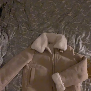 Vinterjacka - Beige jacka i mocka och fuskpäls. Supervarm och mysig, knappt använd. 