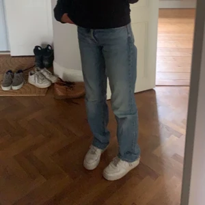 Jeans från Zara - Jätte snygga mid rise lite mörk blå jeans från Zara. Säljer pga kommer inte riktigt till användning längre, är i väldigt bra skick men lite slitningar längst ner på byxorna men inget man tänker på. ✌🏽