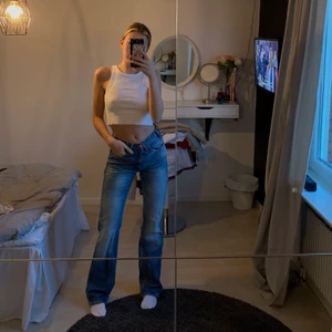 Zara flare jeans - Jag säljer mina flare jeans från Zara i storlek 36. Använda någon gång men säljer för att jag inte känner att dem passar mig. På sista bilden ser du att det finns två olika knappar, jag har suttit dit en knapp så att byxorna ska sitta tajtare men går säkert att ta bort om man vill ha den vanliga knappen. Skriv privat för fler bilder!