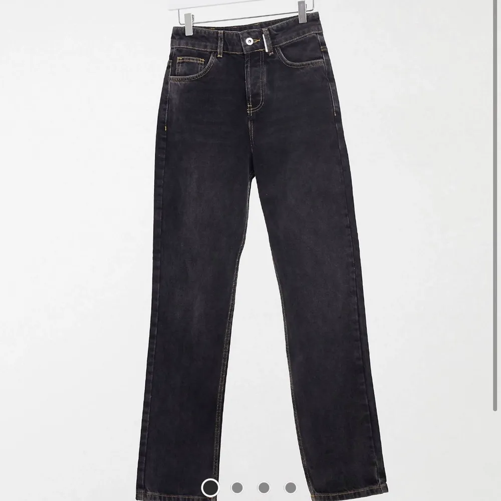Nu så säljer jag mina svarat raka Collusion x000 jeans pga dom ej kommer till andvändning💙. Köpt på ASOS i somras för ungefär 400kr. Användes mycket då men ej längre.💙 Byxorna är en unisex modell. Bara att höra av sig vid frågor eller bättre bilder.💙. Jeans & Byxor.