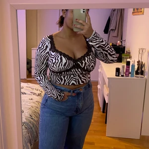 Topp från Shein - En jättefin topp från Shein som jag aldrig använt pga att den satt för litet vid bysten. Den har stretch och är mindre i storleken då jag tog en större storlek än vanligt.