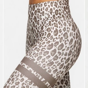 Stronger träningstajts - Storlek S men är som en medium, använda få gånger men tyvärr lite förstora 