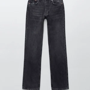 Zara jeans - Säljer dessa mid rise jeansen från zara med prislappen kvar!!😀😀dem är i storlek 38 passar även 36!