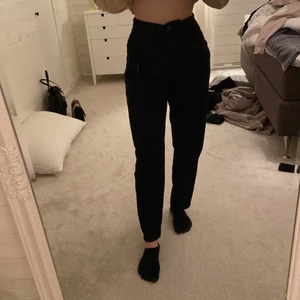 Svarta kostymbyxor  - svarta, tunna kostymbyxor från vero moda säljer pga för stora (pris: 80kr inklusive spårbar frakt