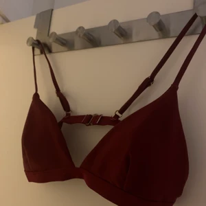 Bikini - En röd bikini topp och underdel. Som jag aldrig har använt, väldigt fin färg.
