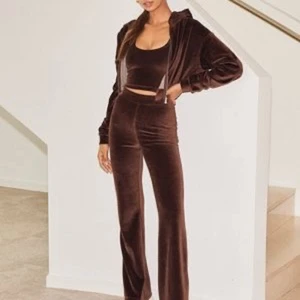 Mjukis dress - Säljer hela mjukis dressen (kofta, linne och byxor). Använt 2 ggr så den är i fint skick. Köptes för 849:- men säljer hela settet för 600:-