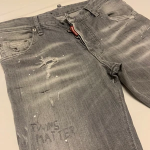 Dsquared2 jeans (ÄKTA) - Säljer ett par gråa DSQ2 jeans (äkta), använt några gånger bara. Buda!