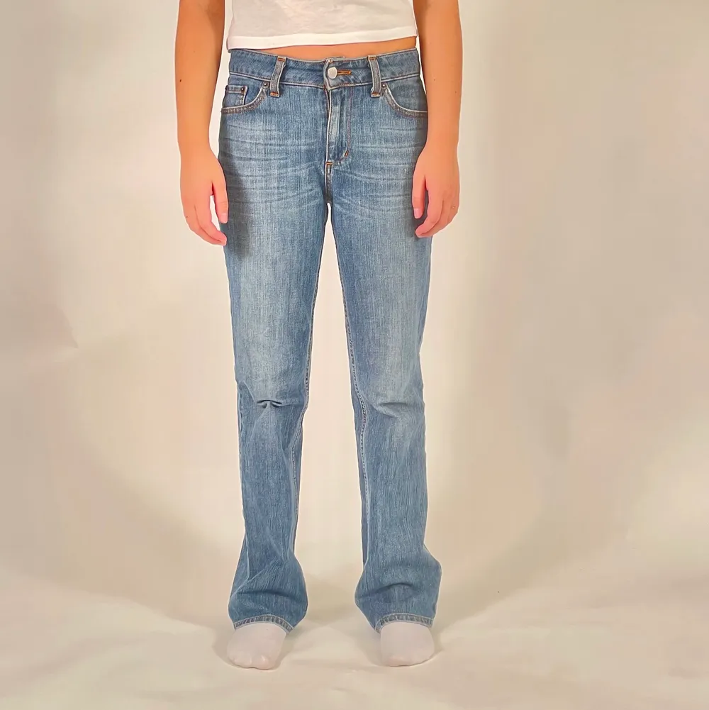 Fina blåa midwaist jeans i storlek S. Modellen är 165 cm lång, frakt tillkommer på 66kr💳🛬. Jeans & Byxor.