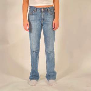 Fina blåa midwaist jeans i storlek S. Modellen är 165 cm lång, frakt tillkommer på 66kr💳🛬