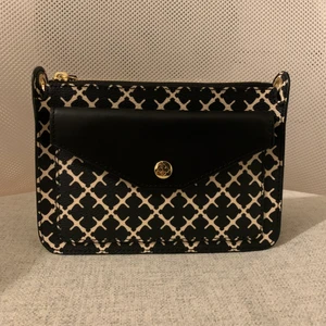 By malene birger väska - Säljer denna väska ifrån by Malene Birger, använd en gång. Kvitto samt dustbag medföljer vid köp.