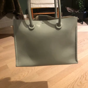 Handväska  - Söt ljusblå handväska från Zara. Kommer med en plånbok som går att ta av och en extra rem. (Colaburken är för storleks referens)