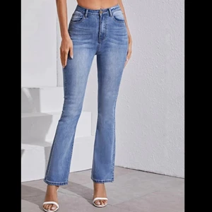 ljusblåa utsvängda jeans  - köpta ifrån tjej men nt kommit t användning, små fickor som gör att bakdelen ser större ut, är ganska strechiga 