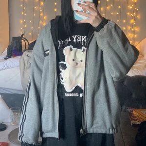 Super fin jacka från UNIF 🤍 - Älskar denna jacka men använder den inte längre. Lite oversized men passar xs/s. Köptes för ca 1800kr, väl använd men i bra skick! Den går att använda ut och in 😊