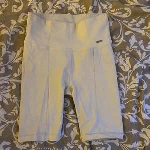 Cykelbyxor från aimn - Vita cykelbyxor från aimn i storlek M. Har en söm på låren på fram och baksida🤍