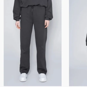 LXA byxor  - Intressekoll på mina LXA SWEATPANTS 01 - DARK GREY !! Storlek XS 💙 skickar såklart fler bilder om ni vill, bara att fråga