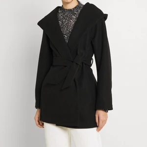 Kappa - Svart tjockare kappa från ONLY, använd 2ggr då de inte är min stil å inte tycker jag passar i den.  Mycket bra skicka som ny! Nypris 600kr Storlek XS. Köpare står för frakten😊 #kappa