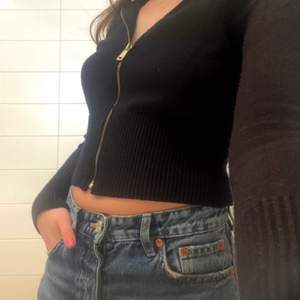 Stickad marinblå zip-tröja från Zara, går att ha som en polotröja eller nerdragen med en lång krage (bild 2)! Storlek S, köpt på Sellpy 💕