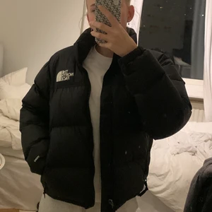 The North face jacka strl-M  - Jackan är i nyskick, bara använt den fåtal gånger. Säljer den för den är lite för stor för mig och skulle egentligen köpt storlek S, men passar storlek S om man gillar oversized. Org pris 2995kr. (Kan bli budgivning)