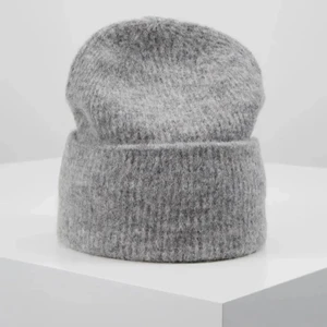 Samsoe samsoe mössa - Säljer denhär skitsnygga gråa mössa från samsoe samsoe! Helt ny och bara testad 😍🙏🏽