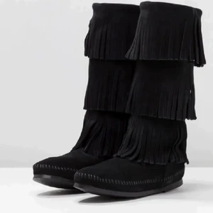 Minnetonka stövlar - Säljer nu mina ascoola Minnetonka stövlar! Perfekta nu till vintern! Nypris 1500kr men säljer direkt för 1000, pris går att diskutera vid snabbköp! Originallåda medföljer :)