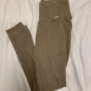 Beiga träningsbyxor- aimn strl M - Beiga semless träningsbyxor från aimn 🤎🤎🤎 använda max 2 gånger och är därför i super bra skick. De är stretchiga, ger bra form, squat prof, högmidjade och har en söm på baksidan som framhäver rumpan. Perfekt för vardaglig träning 🏋🏻‍♀️ 