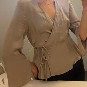 Dagmar Jojo wrap blouse  Storlek 36  Material: 100% polyester  Använd fåtal gånger, fint skick 466kr inkl frakt 