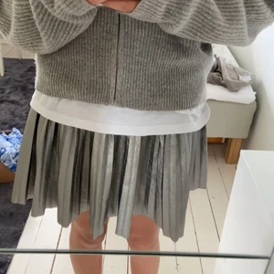 Zara kjol - Säljer världens snyggaste silvriga kjol från zara som inte säljs längre! Säljer då jag inte fått användning för den💞💞💞 (lånade bilder)💕