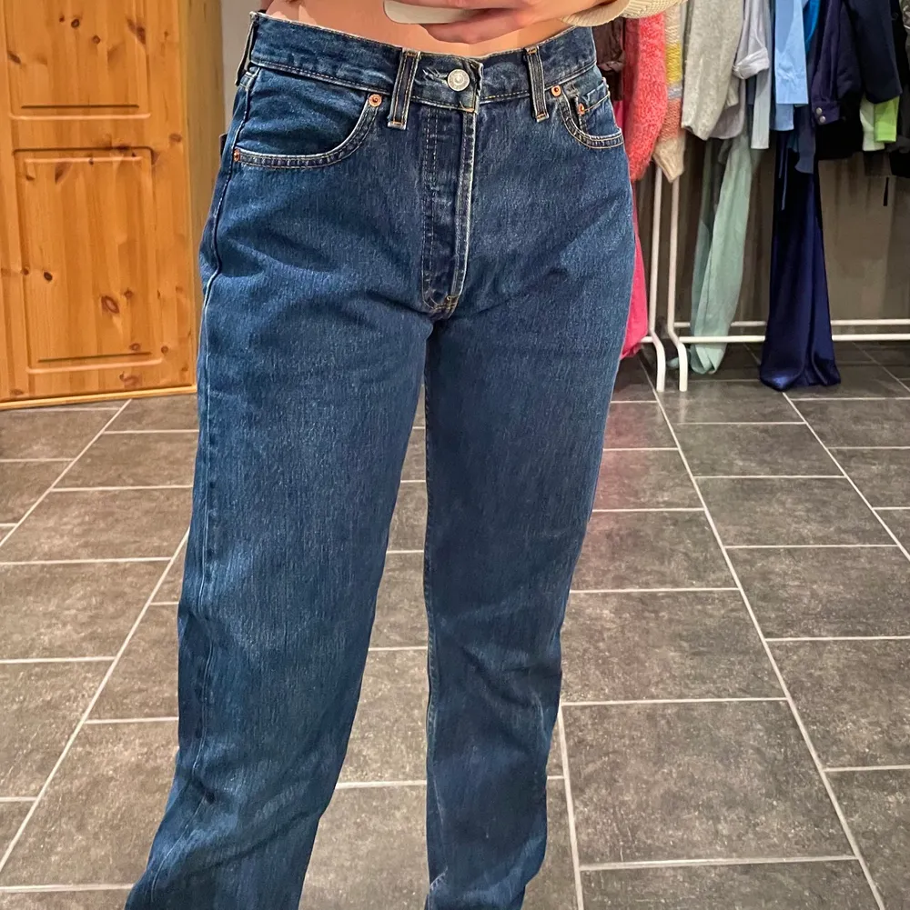 Ett par Levis jeans som är köpta second hand, herrmodell. Säljer då dem tyvärr är för långa på mig som är 165cm, annars är dom superfina och i bra skick💙 frakt ingår ej i priset.. Jeans & Byxor.