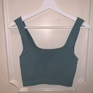 Croppat linne från zara - Croppat linne från zara i seamless material. Väldigt skön och helt oanvänd men kommer ej till användning.