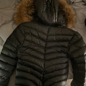 Dunjacka med äkta päls från Chelsea - Inköpt vintern 2018 för närmare 3000kr. Endast använd vintern 2018 till början på 2019. Den är i väldigt bra skick förutom två små hål vid ena fickan som uppstod vid ett fall med moped. Säljer den nu för 2000kr då den förutom hålen är i såpass gott skick. Den har en väldigt fin helhet och hålen är absolut inget man ser eller tänker på. Kan tänka mig att gå ner lite i pris vid snabb och smidig affär. 