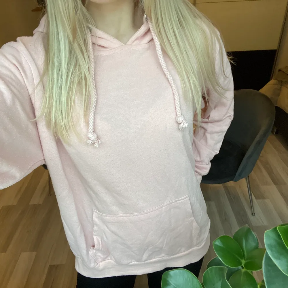 Rosa Hoodie från bikbok i strl M. Den är i mycket fint skick men kan behöva strykas . Tröjor & Koftor.