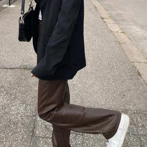 vida bruna skinnbyxor  - slutsålda skinnbyxor som härstammar på bikbok! strl Xs, använt fåtal gånger. Pm för fler bilder 