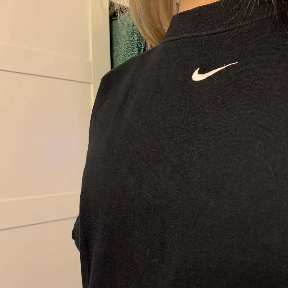 Svart Nike T-shirt i nästan nytt skick då den är använd väldigt sällan. Tröjan är i storlek S och passar mig bra som är 169cm. Frakt tillkommer!. T-shirts.