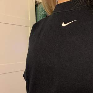 Svart Nike T-shirt i nästan nytt skick då den är använd väldigt sällan. Tröjan är i storlek S och passar mig bra som är 169cm. Frakt tillkommer!