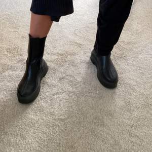 Snygga svarta boots i läderimitation, storlek 37. Näst intill oanvända. 250:- (+frakt)
