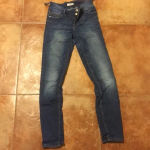 Jeans - Lindex Lilly med dubbla knappar + snygga detaljer. Små skador