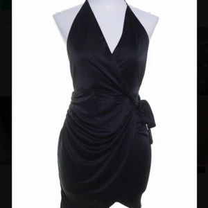 Svart klänning - Säljer min klänning som jag köpte på sellpy eftersom den var för liten för mig, supersnygg o i bra skick annars. Köparen står för frakt