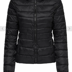 Kort dunjacka - Storlek S, fin jacka som inte passar mig längre. Köpt förra hösten och i gott skick. Köpt för ca 500kr. Köp direkt för 250 inkl leverans