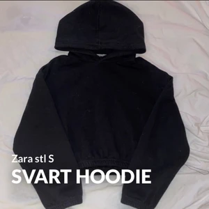 Hoodie  - Jättefin svart Hoodie från Zara stl S. Nypris 119kr. Köpt förra hösten men kom knappt till användning. Hoodien är i nyskick och endast använd ett fåtal gånger, superbra kvalitet. OBS: Den vita av samma modell hittar ni i profilen, antingen enskild eller köp båda för 140kr!?  Frakt tillkommer!