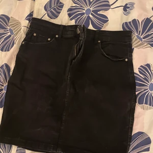 Svart kjol  - Har rensat min garderob och behöver göra mig bort med kläder. Säljer inte under 50kr och frakt ingår inte🚚📦 du får bestämma priset på plagget själv💕